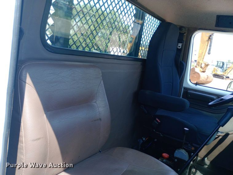 image for item NY9346 1999 International  4700 dump flatbed truck