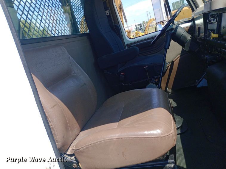 image for item NY9346 1999 International  4700 dump flatbed truck