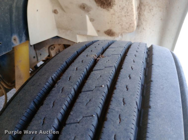 image for item NY9346 1999 International  4700 dump flatbed truck