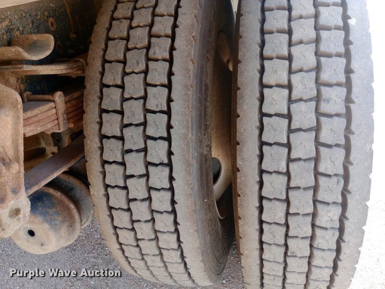 image for item NY9346 1999 International  4700 dump flatbed truck