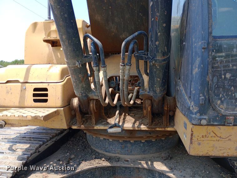 image for item NY9356 2007 John Deere 200D LC excavator