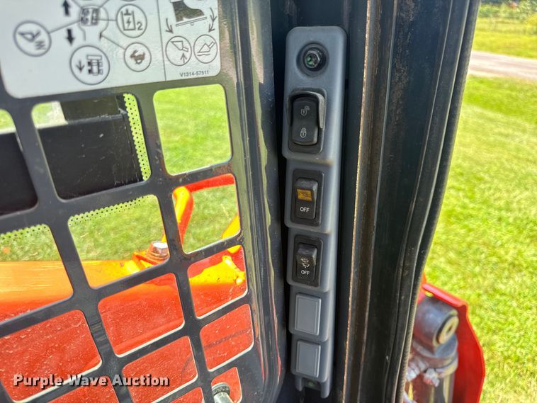 image for item OF9859 2019 Kubota SSV75 skid steer loader