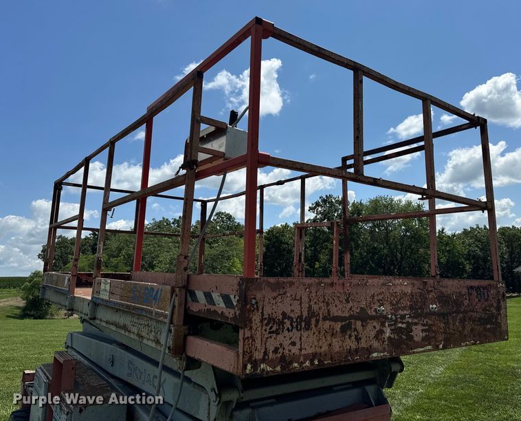 image for item OF9862 2002 SkyJack SJ8841 scissor lift