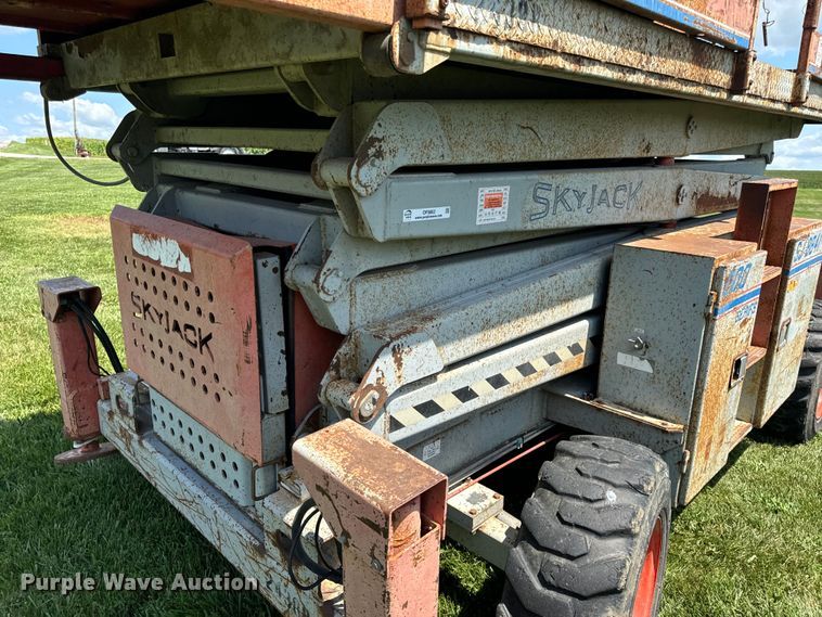 image for item OF9862 2002 SkyJack SJ8841 scissor lift