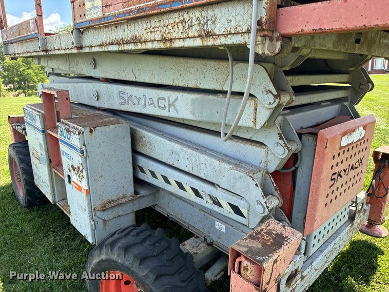 image for item OF9862 2002 SkyJack SJ8841 scissor lift