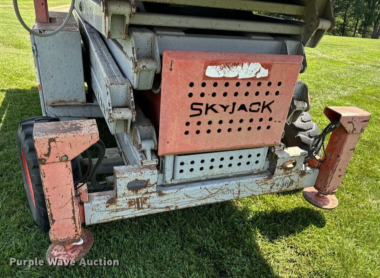 image for item OF9862 2002 SkyJack SJ8841 scissor lift