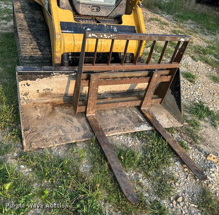 image for item OF9888 2004 Caterpillar  257B tracked skid steer loader