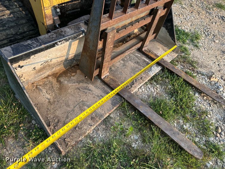 image for item OF9888 2004 Caterpillar  257B tracked skid steer loader