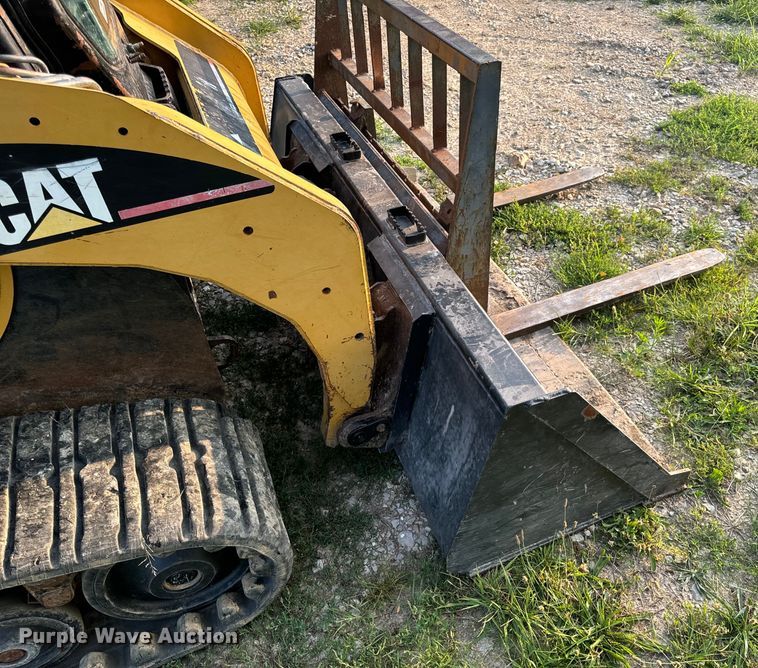 image for item OF9888 2004 Caterpillar  257B tracked skid steer loader