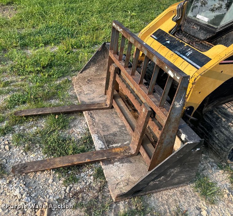 image for item OF9888 2004 Caterpillar  257B tracked skid steer loader