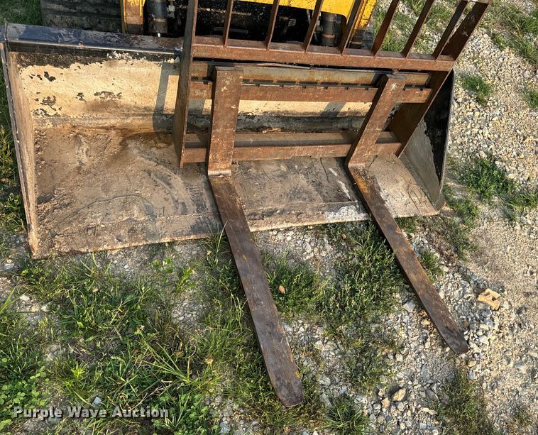 image for item OF9888 2004 Caterpillar  257B tracked skid steer loader