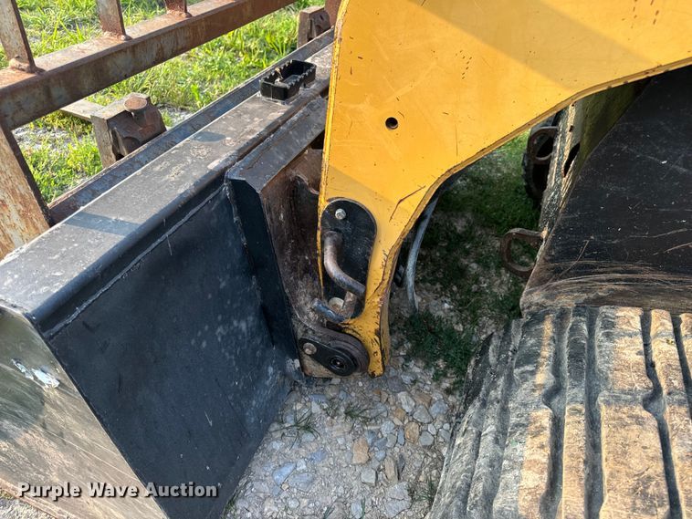image for item OF9888 2004 Caterpillar  257B tracked skid steer loader