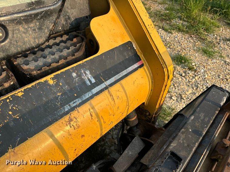 image for item OF9888 2004 Caterpillar  257B tracked skid steer loader