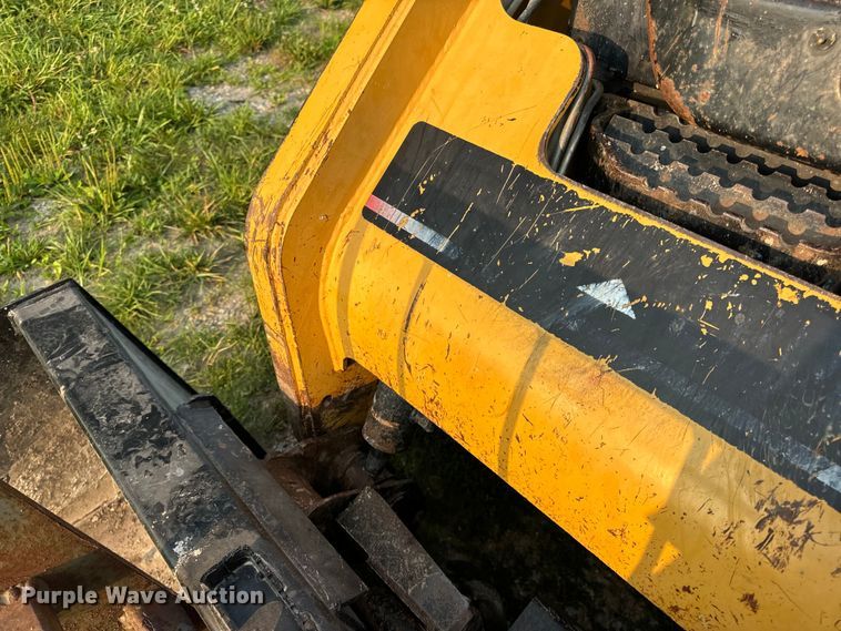image for item OF9888 2004 Caterpillar  257B tracked skid steer loader