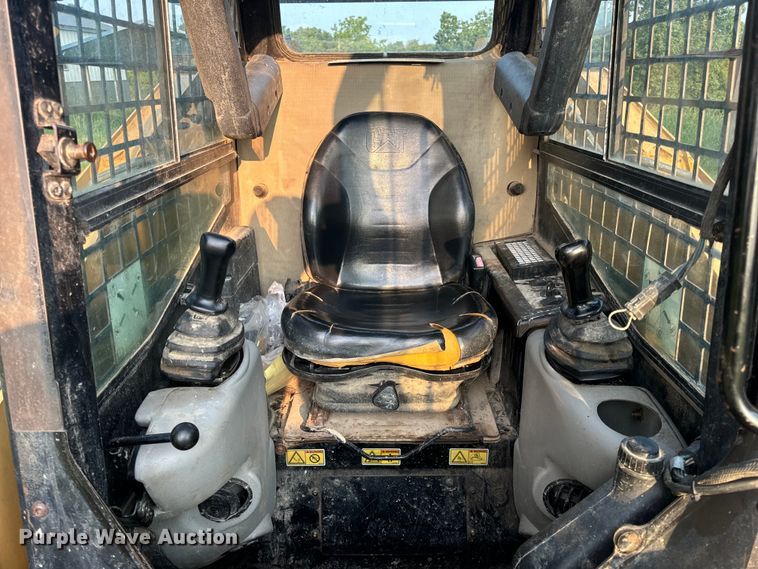 image for item OF9888 2004 Caterpillar  257B tracked skid steer loader