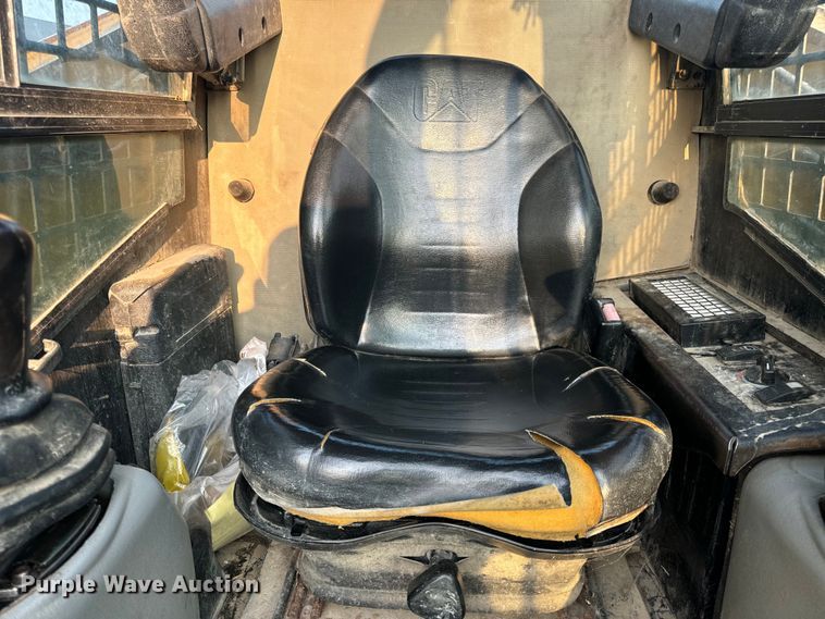 image for item OF9888 2004 Caterpillar  257B tracked skid steer loader