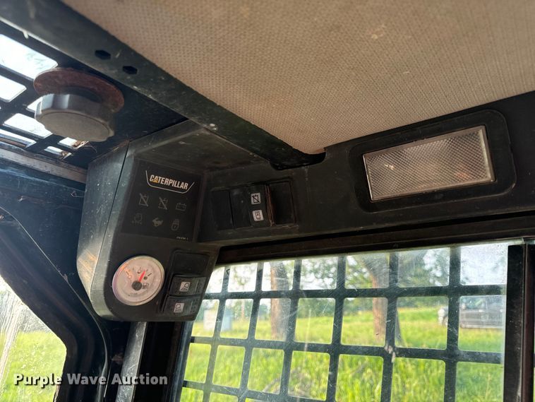 image for item OF9888 2004 Caterpillar  257B tracked skid steer loader