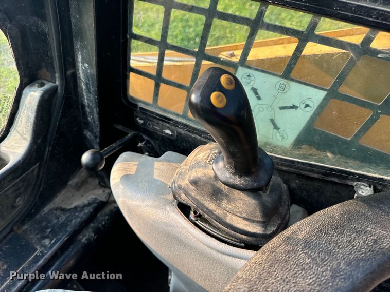 image for item OF9888 2004 Caterpillar  257B tracked skid steer loader