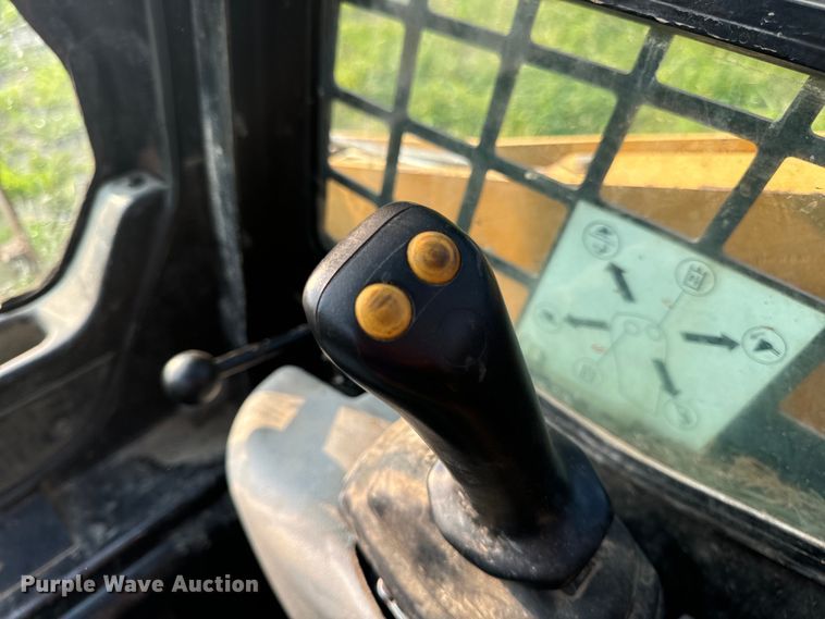 image for item OF9888 2004 Caterpillar  257B tracked skid steer loader