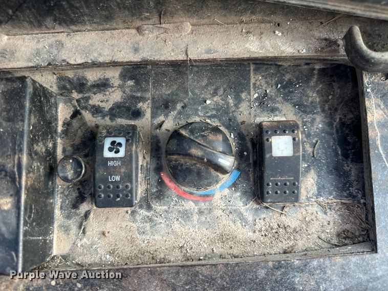 image for item OF9888 2004 Caterpillar  257B tracked skid steer loader