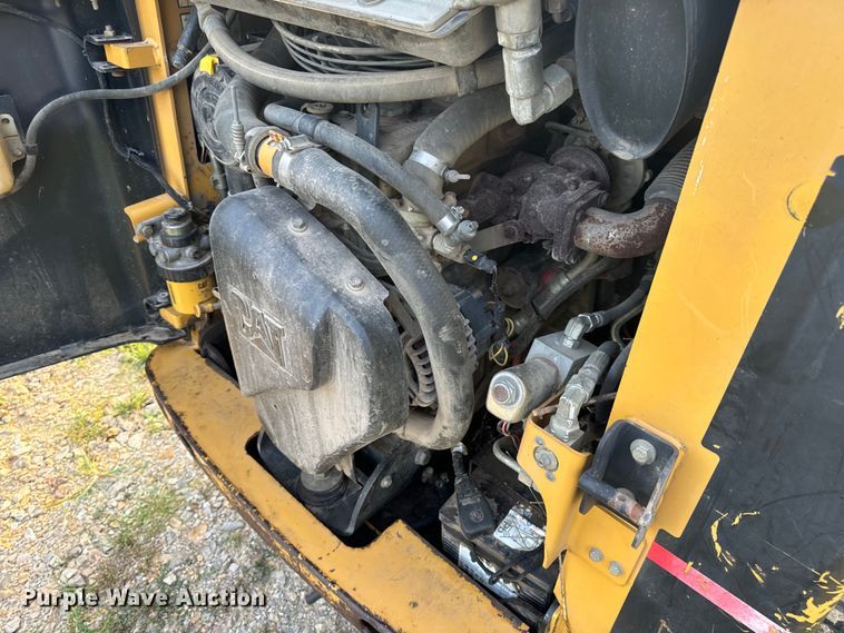 image for item OF9888 2004 Caterpillar  257B tracked skid steer loader