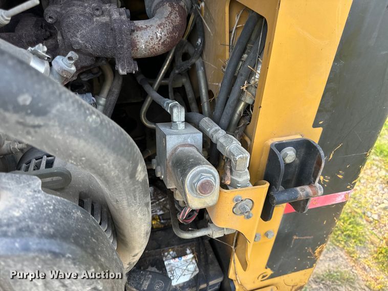 image for item OF9888 2004 Caterpillar  257B tracked skid steer loader