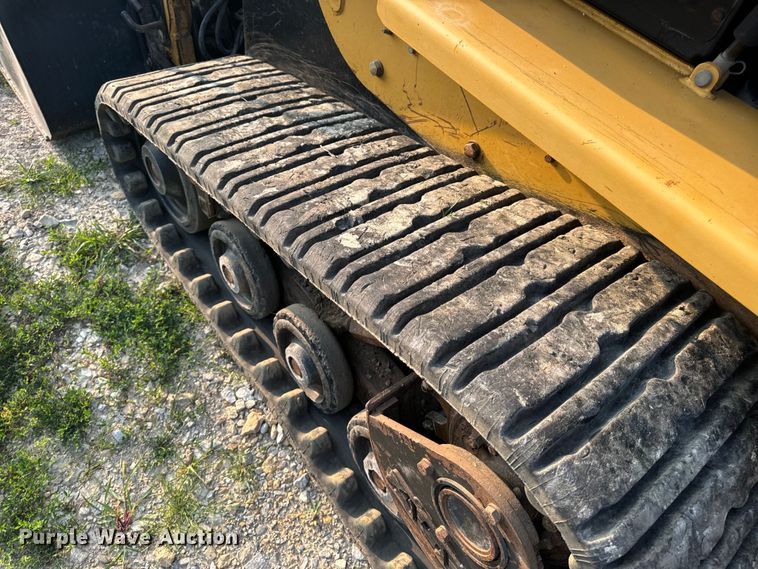 image for item OF9888 2004 Caterpillar  257B tracked skid steer loader