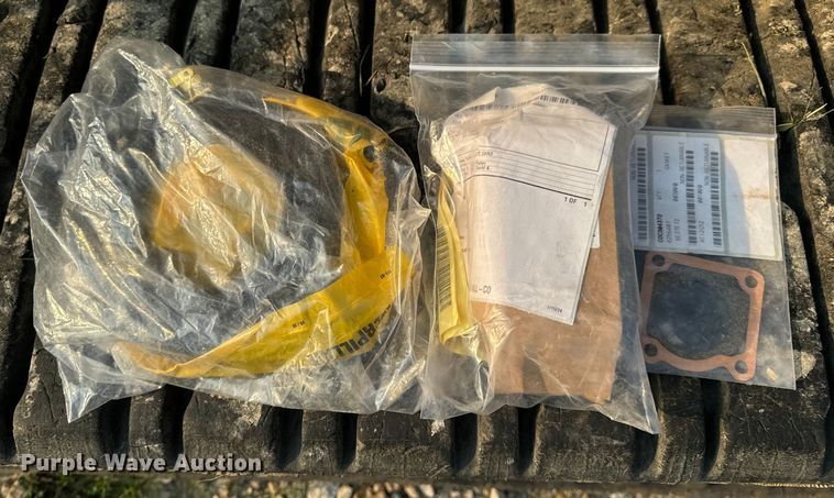 image for item OF9888 2004 Caterpillar  257B tracked skid steer loader