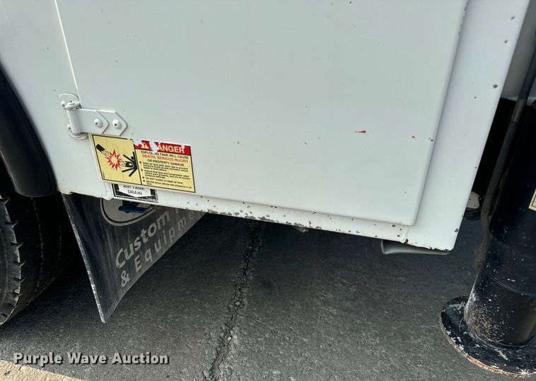 image for item OF9891 2013 Peterbilt 337 utility / service truck