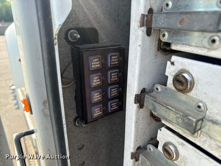 image for item OF9891 2013 Peterbilt 337 utility / service truck