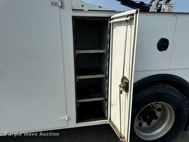 image for item OF9891 2013 Peterbilt 337 utility / service truck