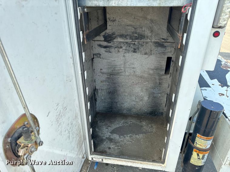 image for item OF9891 2013 Peterbilt 337 utility / service truck