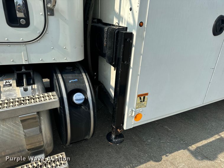 image for item OF9891 2013 Peterbilt 337 utility / service truck