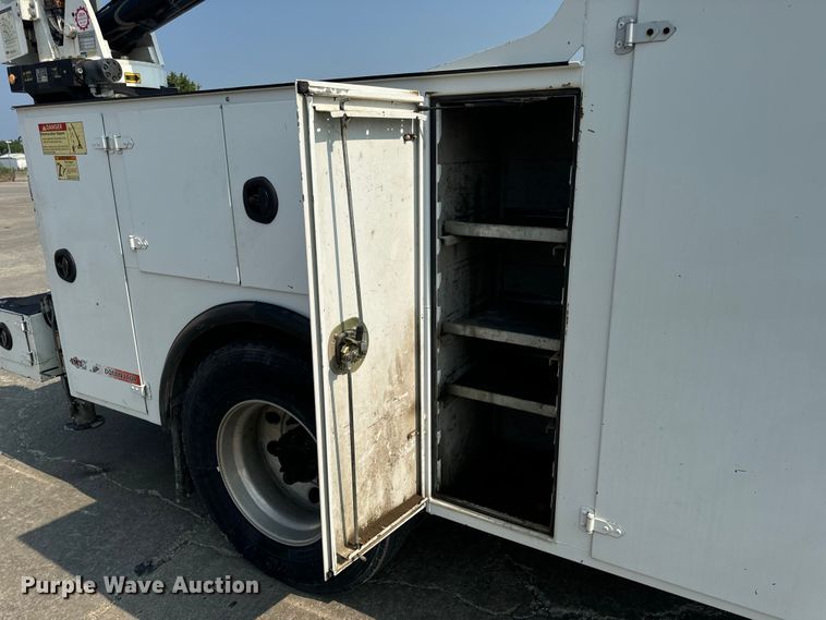 image for item OF9891 2013 Peterbilt 337 utility / service truck