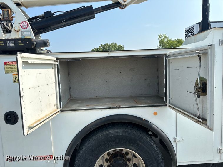 image for item OF9891 2013 Peterbilt 337 utility / service truck