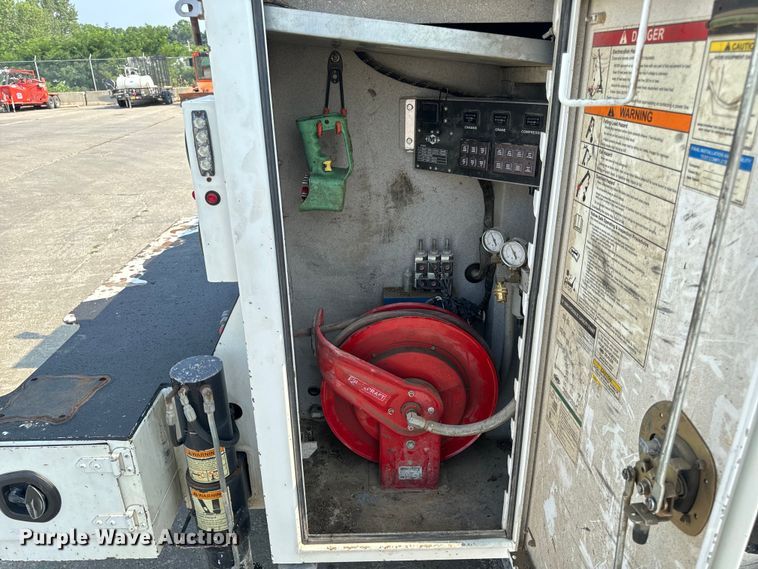 image for item OF9891 2013 Peterbilt 337 utility / service truck