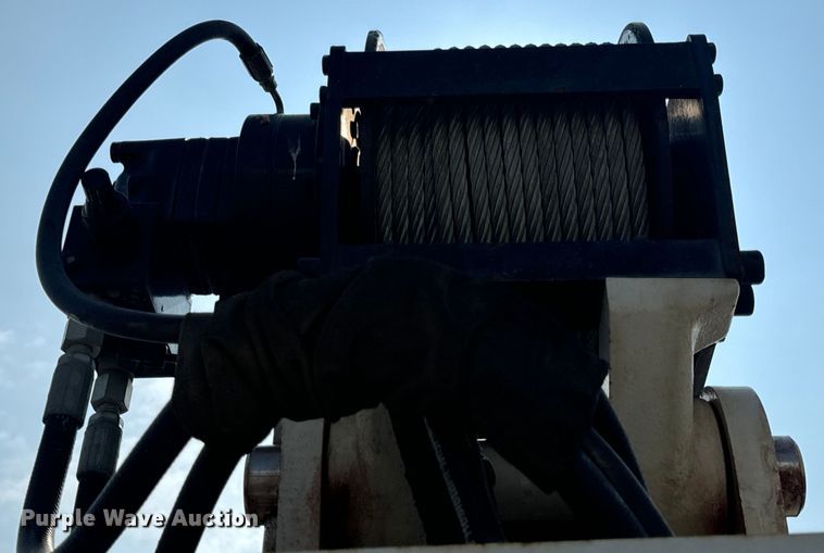 image for item OF9891 2013 Peterbilt 337 utility / service truck