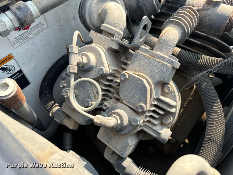 image for item OF9891 2013 Peterbilt 337 utility / service truck