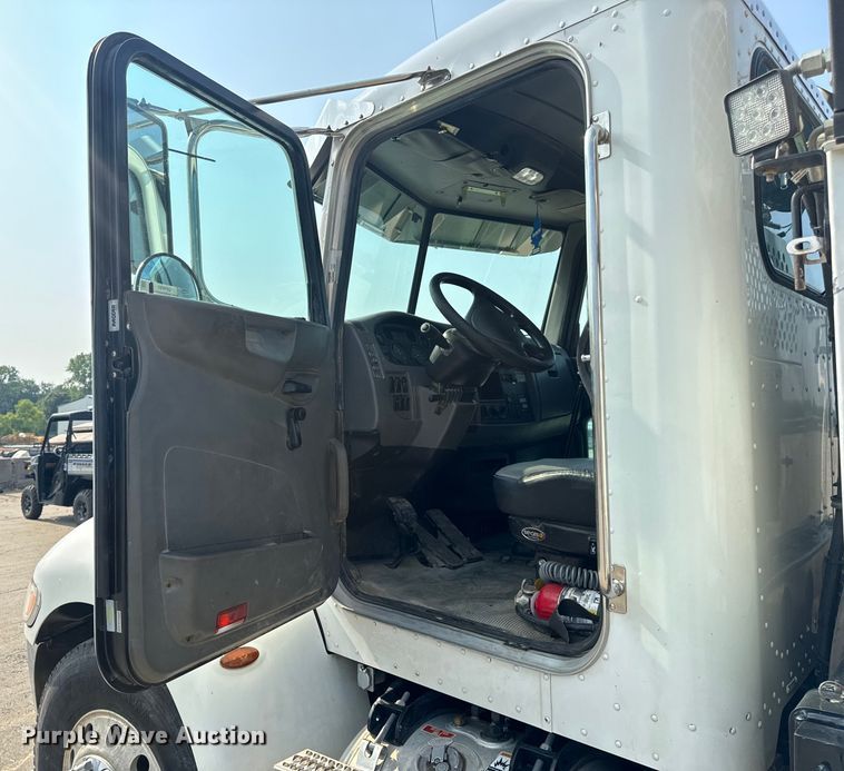 image for item OF9891 2013 Peterbilt 337 utility / service truck