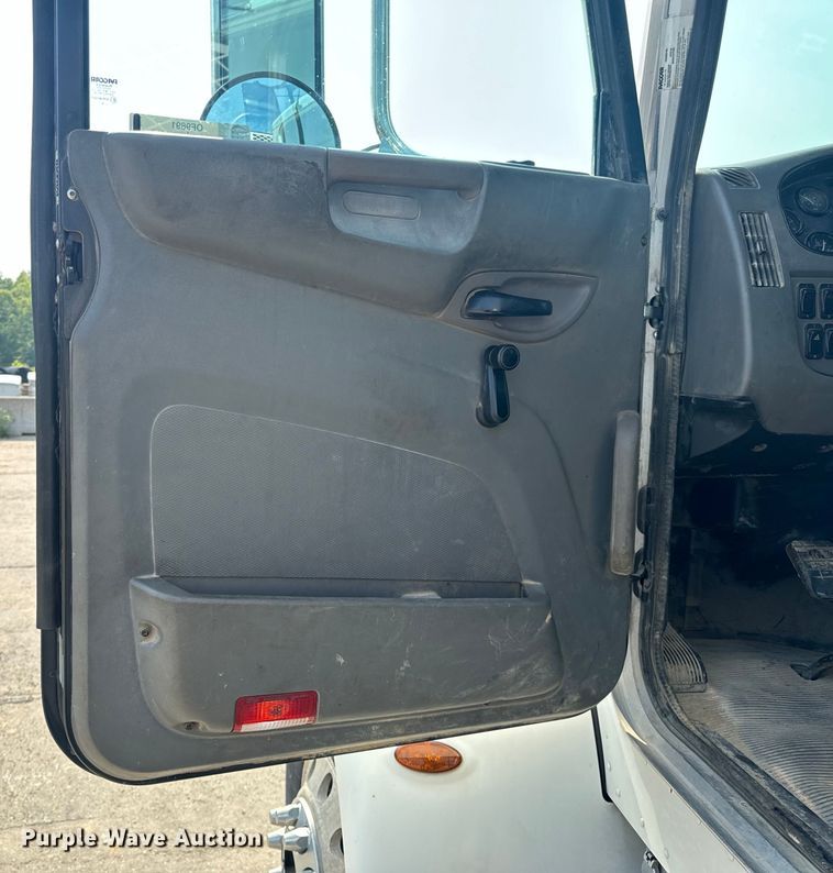 image for item OF9891 2013 Peterbilt 337 utility / service truck