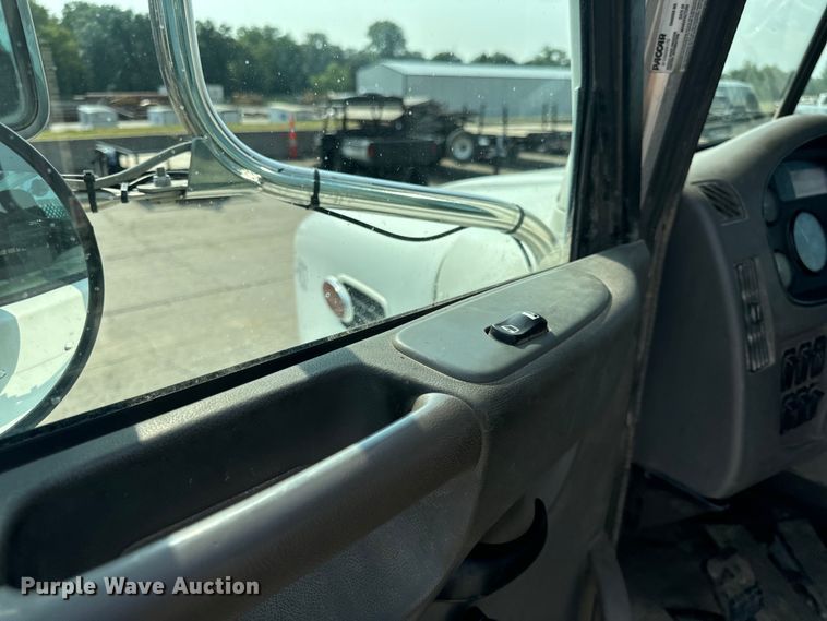 image for item OF9891 2013 Peterbilt 337 utility / service truck