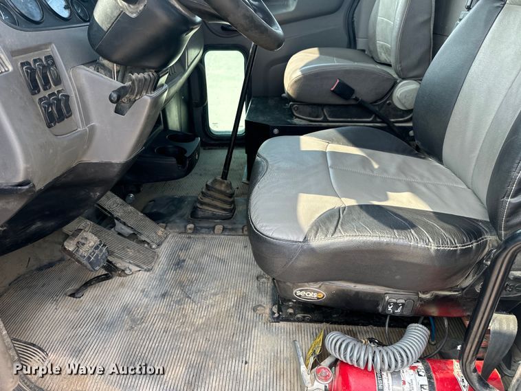 image for item OF9891 2013 Peterbilt 337 utility / service truck