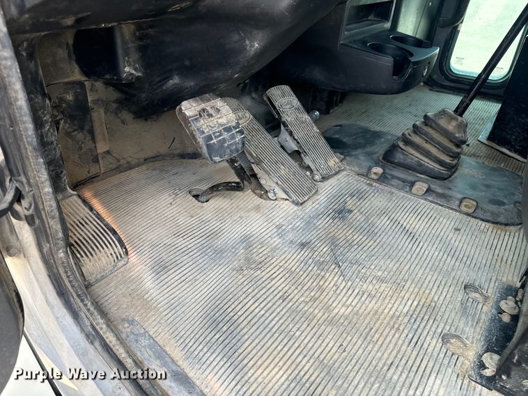 image for item OF9891 2013 Peterbilt 337 utility / service truck