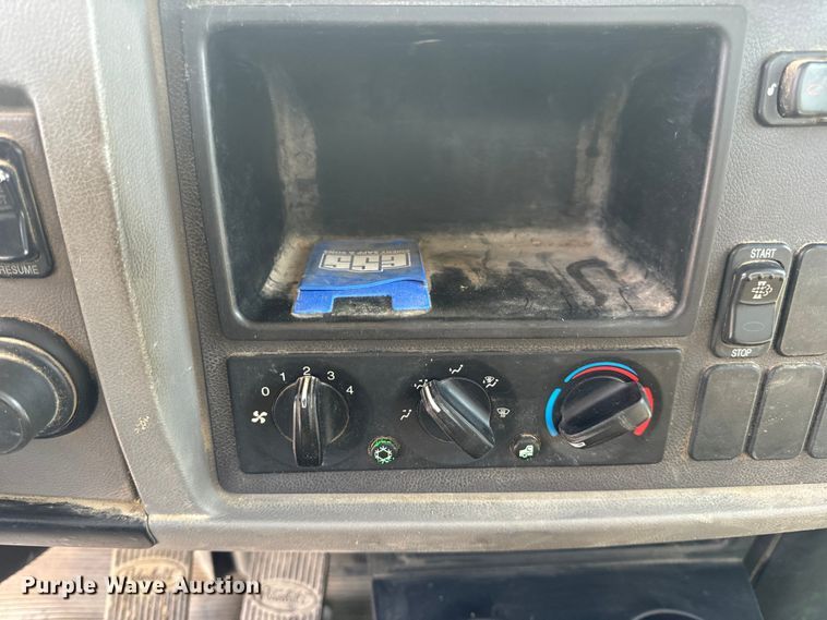 image for item OF9891 2013 Peterbilt 337 utility / service truck