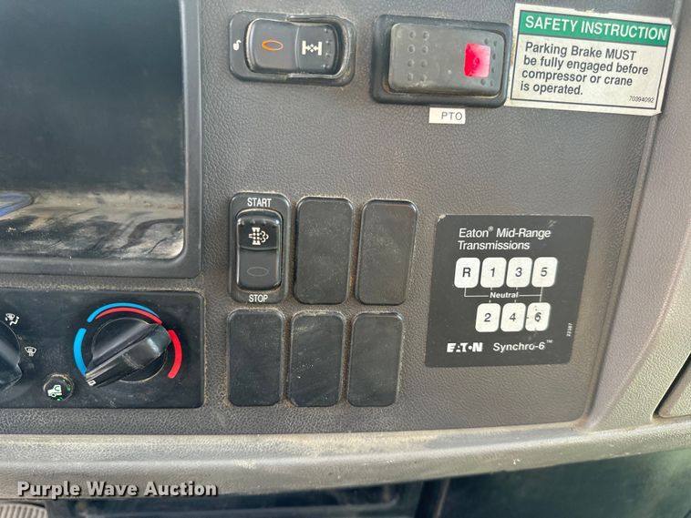 image for item OF9891 2013 Peterbilt 337 utility / service truck