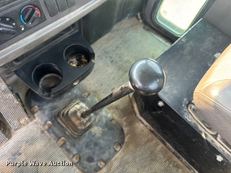 image for item OF9891 2013 Peterbilt 337 utility / service truck