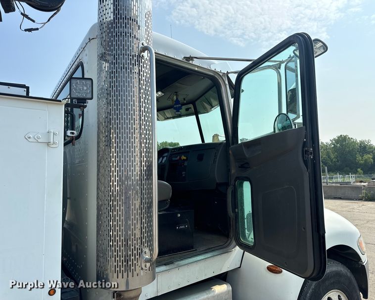 image for item OF9891 2013 Peterbilt 337 utility / service truck