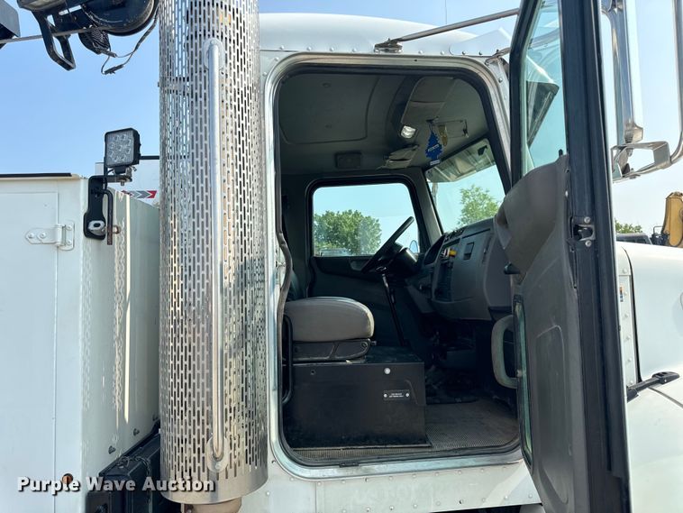 image for item OF9891 2013 Peterbilt 337 utility / service truck