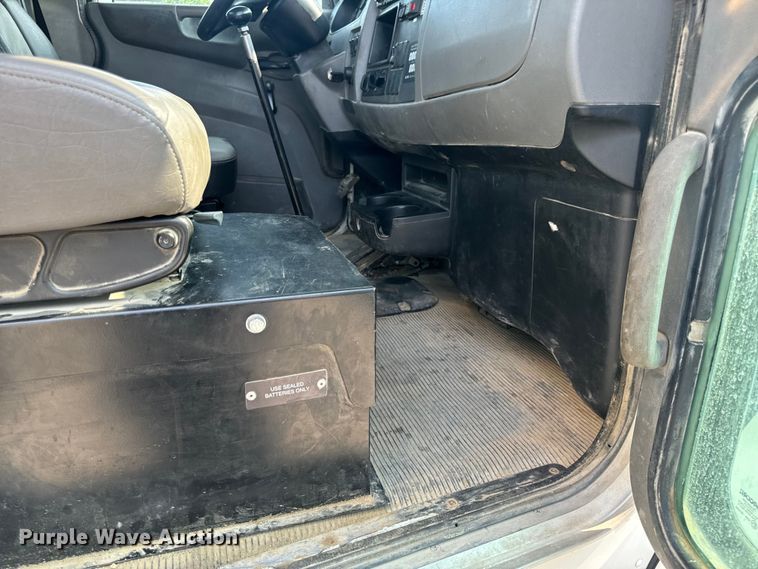 image for item OF9891 2013 Peterbilt 337 utility / service truck