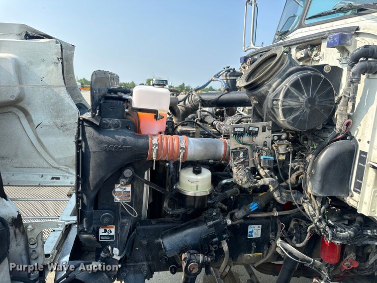 image for item OF9891 2013 Peterbilt 337 utility / service truck